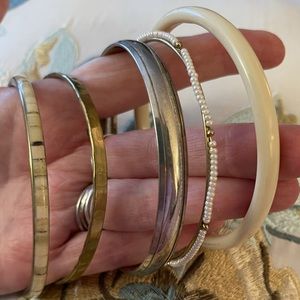 Wrist bangles, bracelets in gold tone with cream